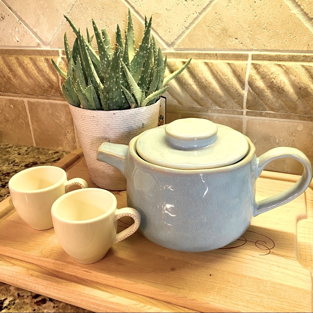 Ollie & Olivia Blue/White Hammered Tea Kettle Pot